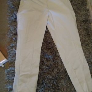 Chicos ladies zip up Capri pants.